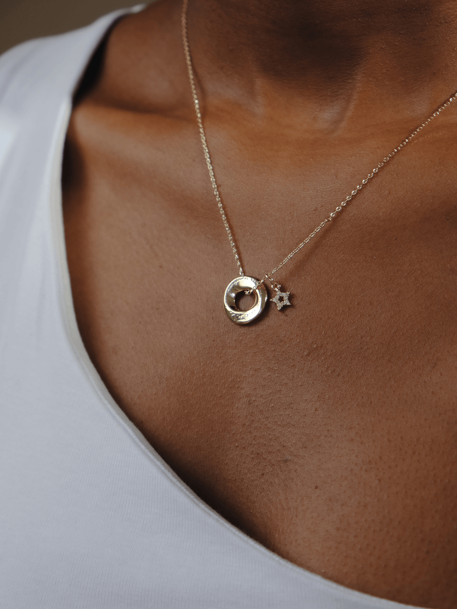 Betty and Biddy - Tá do chuid brionglóidí ach coiscéim uait Necklace Gold (everything you want is a dream away)